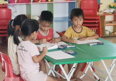 Hang tram hoc sinh bi phu huynh cho nghi de phan doi du an hinh anh