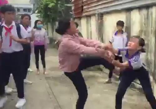 Xac minh nhom nu sinh danh nhau truoc cong truong hinh anh