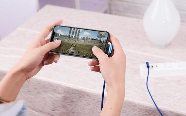 Thanh nien Quang Tri nat ban tay vi dung dien thoai khi dang sac hinh anh