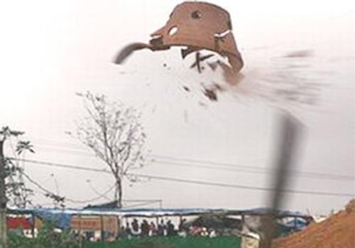 Be gai 10 thang bi thung cung mac vi manh vo cua tro choi Trung thu hinh anh