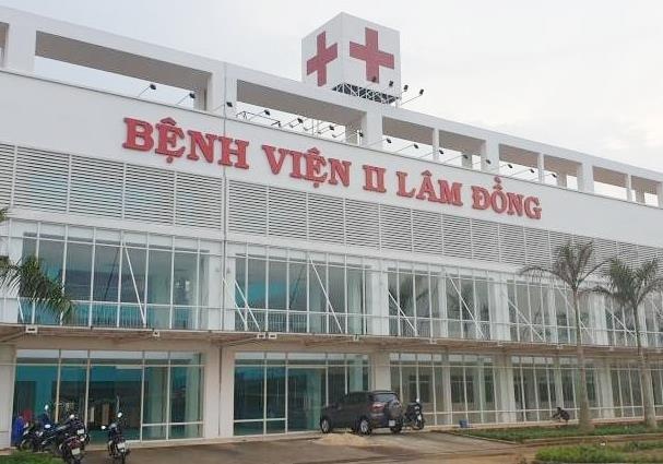Be so sinh tu vong, nguoi nha to Benh vien II Lam Dong tac trach hinh anh