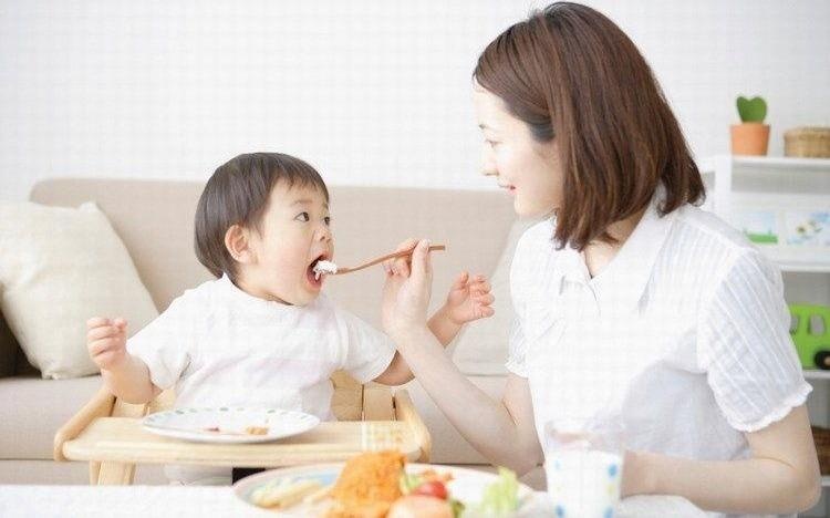 Cham con thua chat, be trai 12 tuoi o Ha Noi day soi trong mat hinh anh