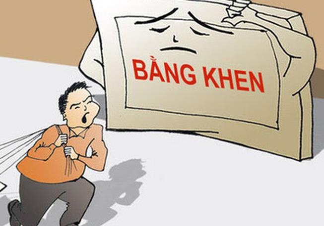 Nu hieu truong muon giay khen cua nguoi khac de ra oai hinh anh