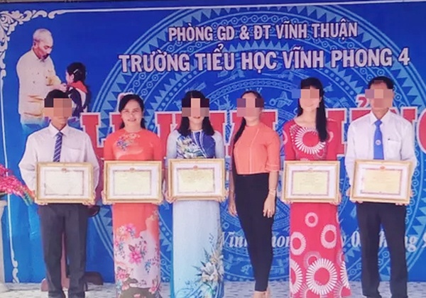 Mượn giấy khen ra oai ảnh 1 Muon giay khen ra oai anh 1