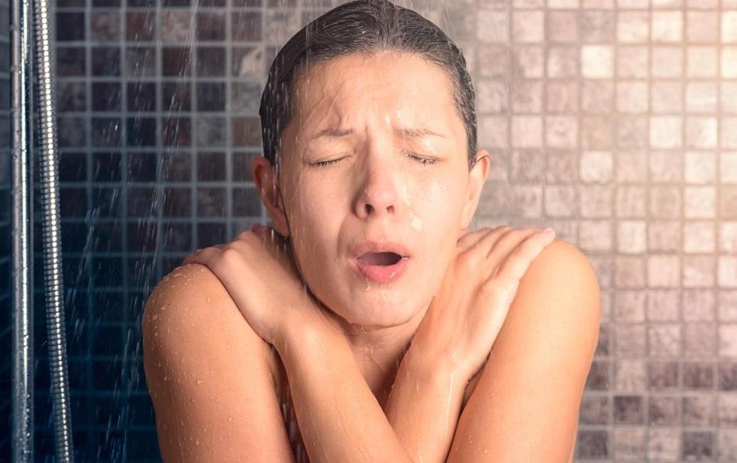 Loi ich khong ngo khi tam nuoc lanh hinh anh