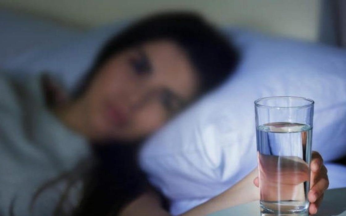 Tai sao ban khong nen uong nuoc truoc khi ngu? hinh anh