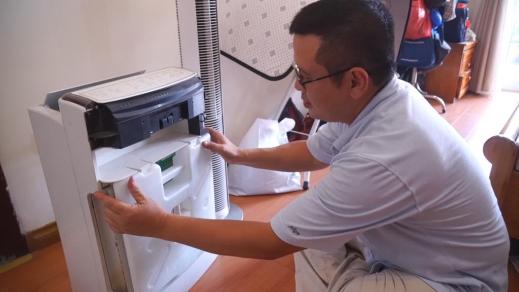 Nguoi dan Ha Noi mua may loc khong khi, dong kin cua khi AQI cao hinh anh