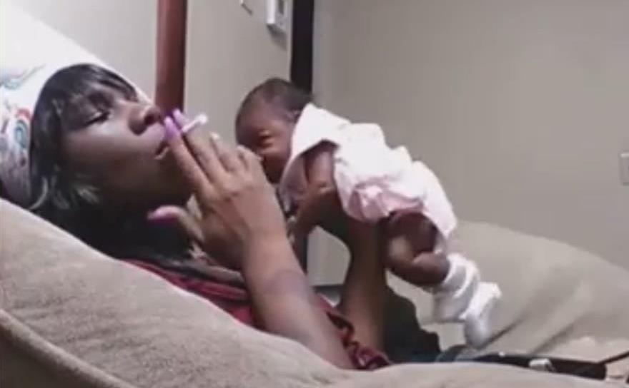 Nguoi phu nu bi bat giu vi vua hut thuoc vua nem con mot thang tuoi hinh anh