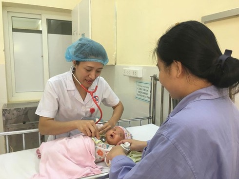 Con suyt chet vi me uong nuoc la anh 1