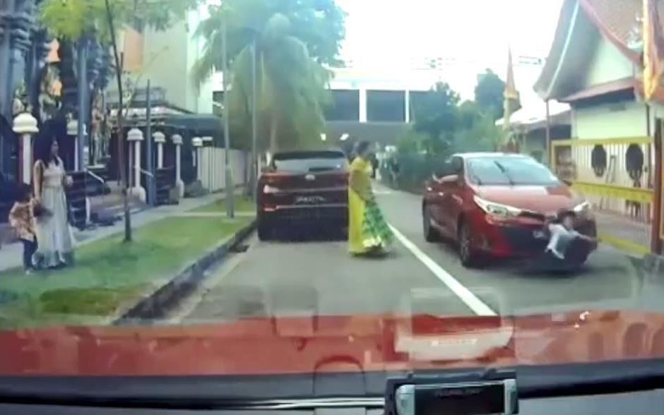 Cau be bang qua duong bi oto dam hinh anh