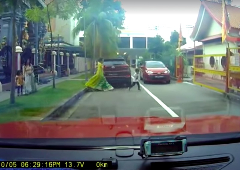 Tre bi oto dam khi qua duong anh 1