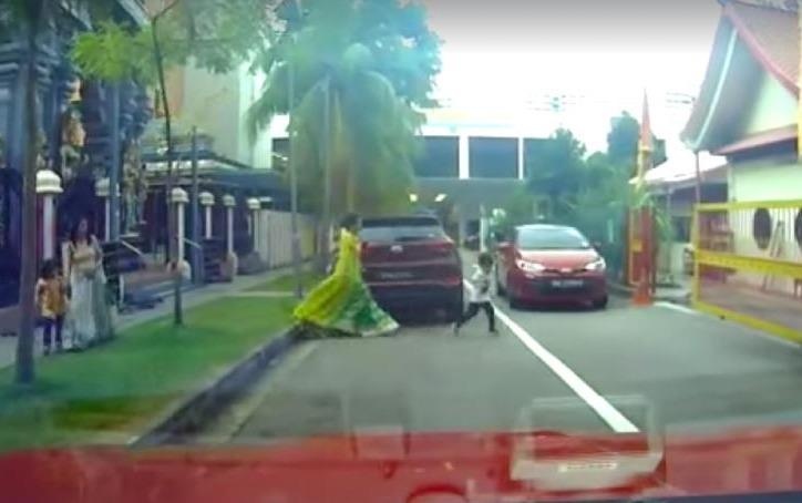 Cau be chay qua duong bi oto chom qua nguoi hinh anh