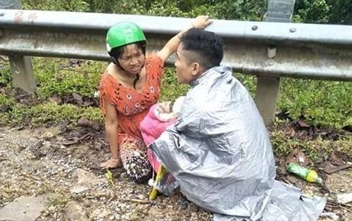 Nguoi dan ong o Nghe An do de cho vo ngay ben duong hinh anh