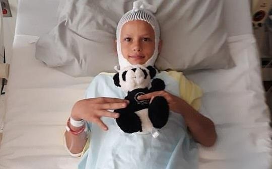 Hoc theo trao luu tren YouTube, cau be suyt bi thieu chay hinh anh