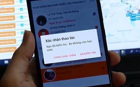 Ung dung dinh vi tranh bo quen hoc sinh tren oto hinh anh