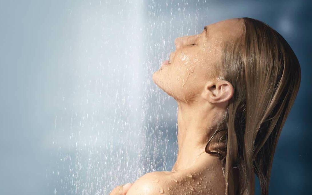 Ban nen tam nuoc nong hay nuoc lanh? hinh anh