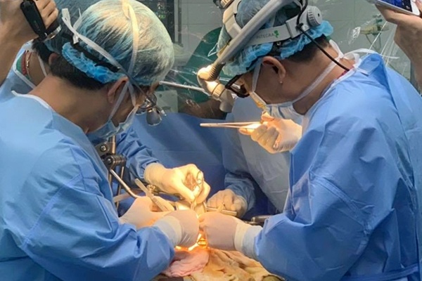 Mẹ hiến gan cho con  ảnh 2 Me hien gan cho con anh 2