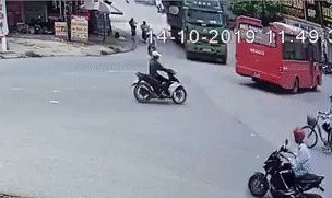 Nam sinh thoat chet khi dap xe sang duong trung vao diem mu xe tai hinh anh