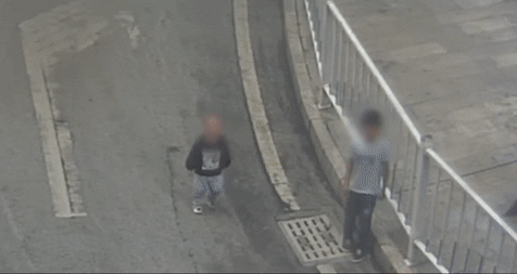 Cau be tat em trai 2 tuoi vang vao gam oto hinh anh