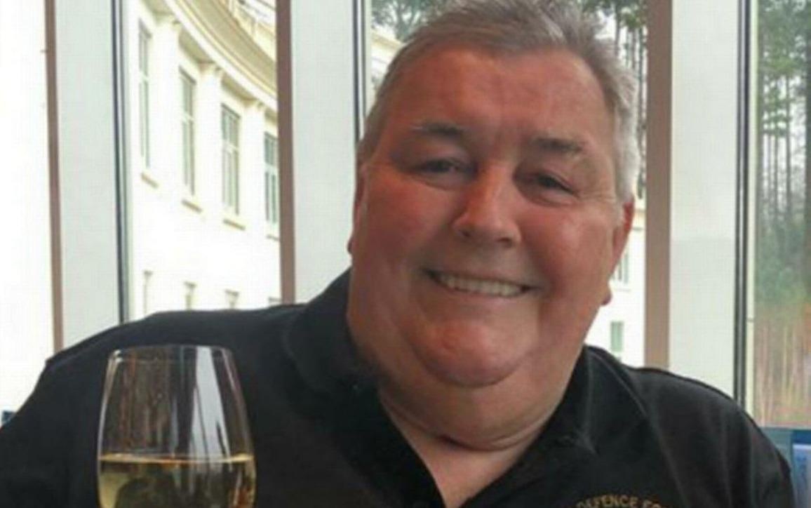 Nguoi dan ong 'song day' trong dam tang cua minh hinh anh