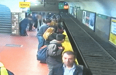 Nguoi phu nu suyt chet vi vo tinh bi day nga vao duong ray tau hinh anh