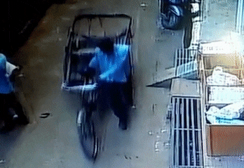 Nga tu tang 2, cau be 3 tuoi thoat chet nho roi vao xe keo hinh anh