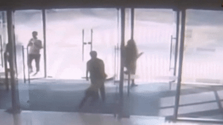 Cau be 6 tuoi bi hang tram manh vun cua kinh do vao nguoi hinh anh