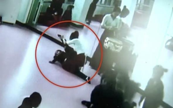 Be gai 6 tuoi bi liet sau khi tap ep chan trong lop hoc mua hinh anh