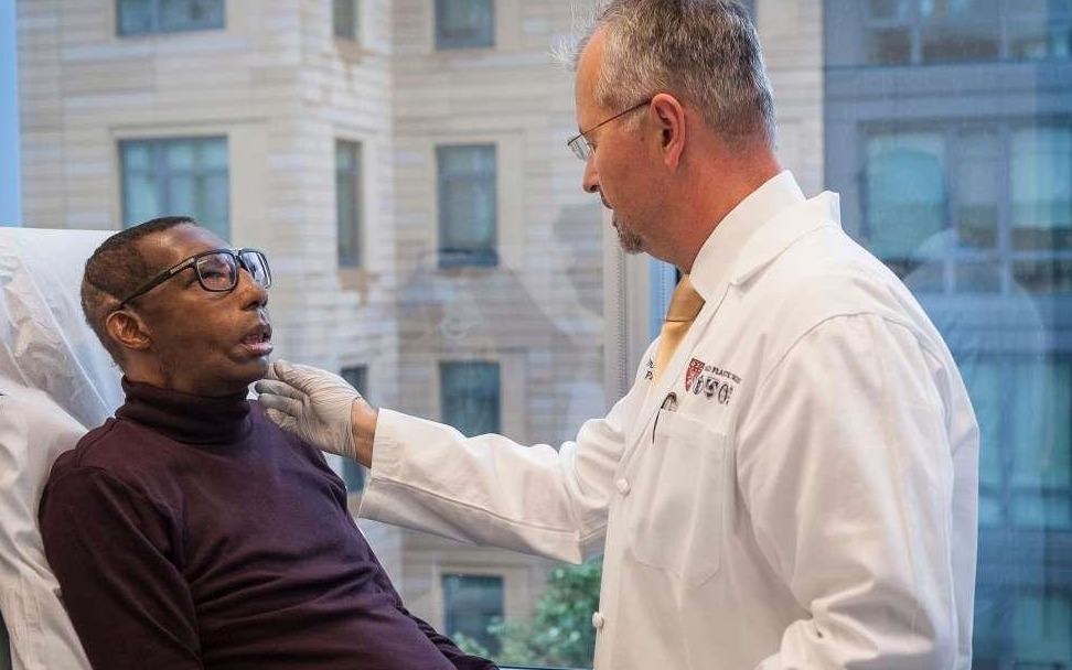 16 gio phau thuat tai tao mat cho nguoi dan ong bi mat moi, mui hinh anh