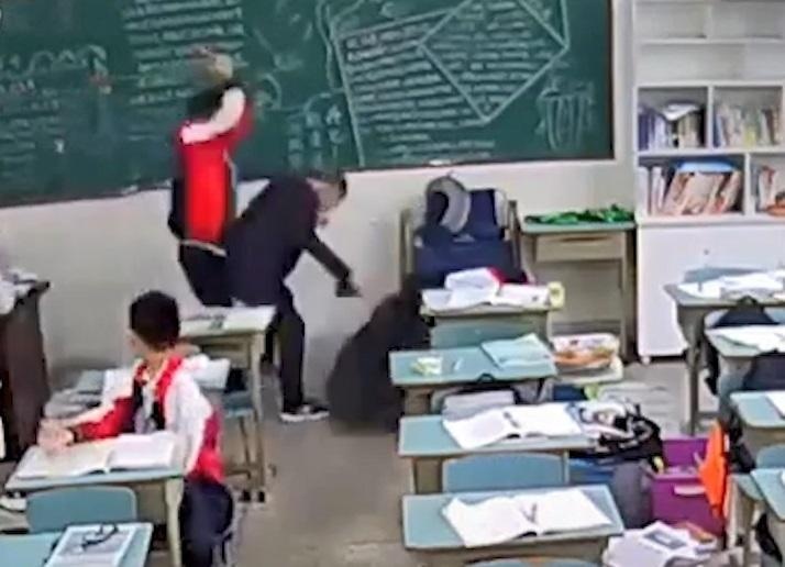 Hoc sinh 15 tuoi bi bat vi danh thay giao trong lop hinh anh