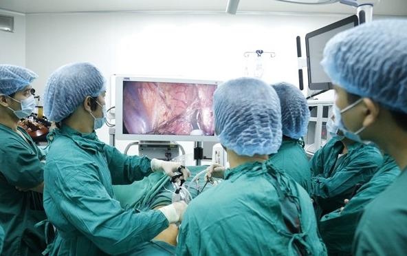 Se dung robot hien dai nhat de dieu tri ung thu thuc quan hinh anh