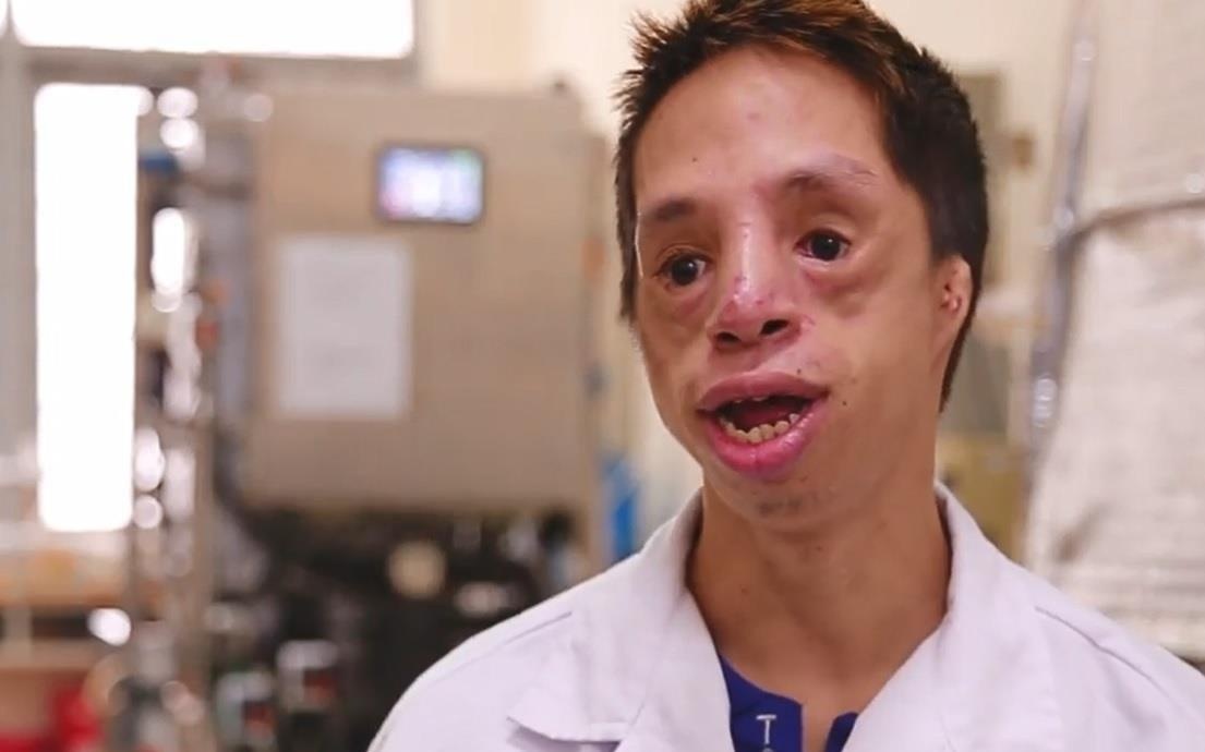 Chang trai khong tai lam khoa hoc hinh anh