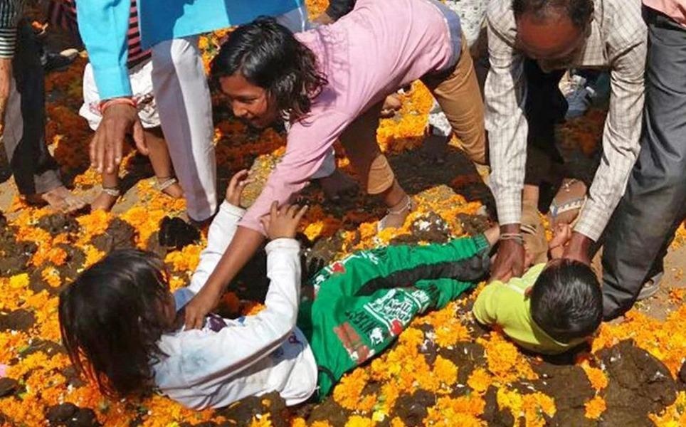 Nhung tre vao phan bo de cau may hinh anh