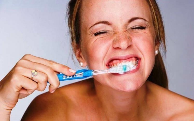 Tac hai khon luong khi danh rang qua manh hinh anh