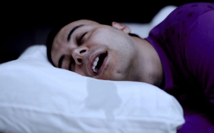 Vi sao nhieu nguoi chay dai trong khi ngu? hinh anh