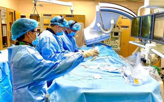 Chuyen gia Anh den Viet Nam mo xac tim hieu benh tim hinh anh