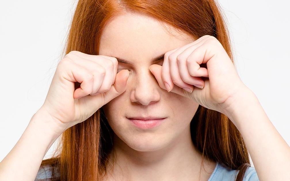 Thoi quen dui mat nguy hai nhu the nao? hinh anh