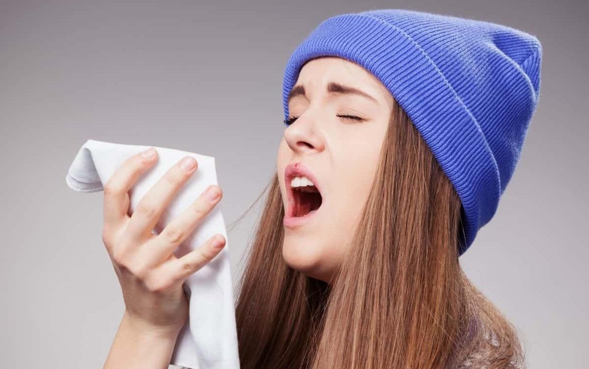 Tai sao khong the mo mat khi hat hoi? hinh anh