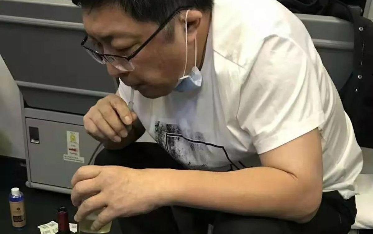 Bac si dung mieng hut nuoc tieu cuu nguoi tren may bay hinh anh