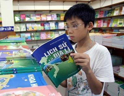 Chon sach giao khoa - lo canh tranh khong lanh manh hinh anh