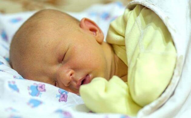 Tai sao tre so sinh thuong bi vang da? hinh anh