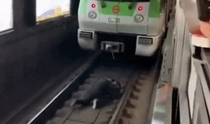 Say ruou ngu quen tren duong ray, nam thanh nien suyt bi tau dam hinh anh