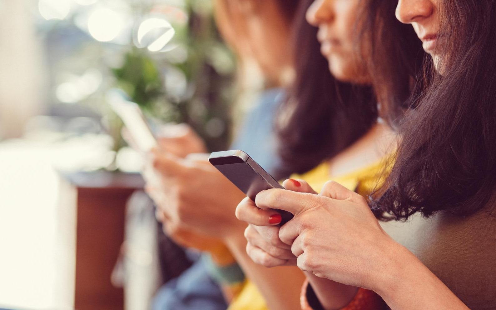 Gan 1/4 gioi tre nghien smartphone hinh anh