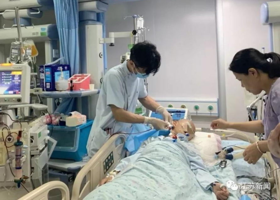 Cau be 9 tuoi hon me sau vi cha me boi bo bang ca noc hinh anh