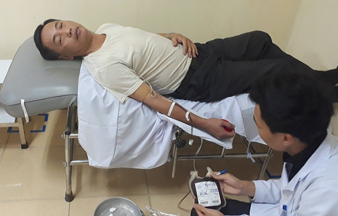 Thay giao vuot hon 30 km luc nua dem hien mau cuc hiem cuu nguoi hinh anh