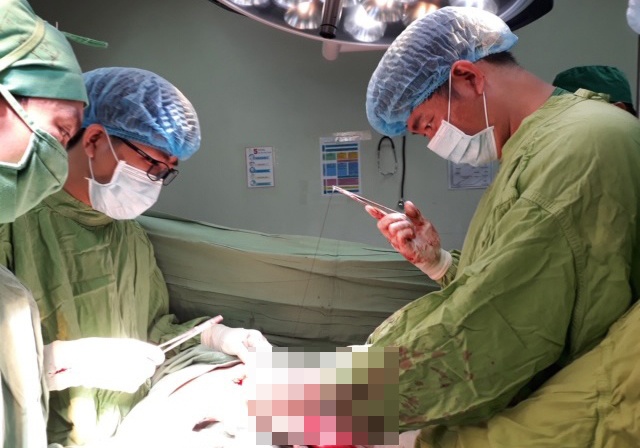 Benh nhan bi dam thung tim nguy kich anh 1