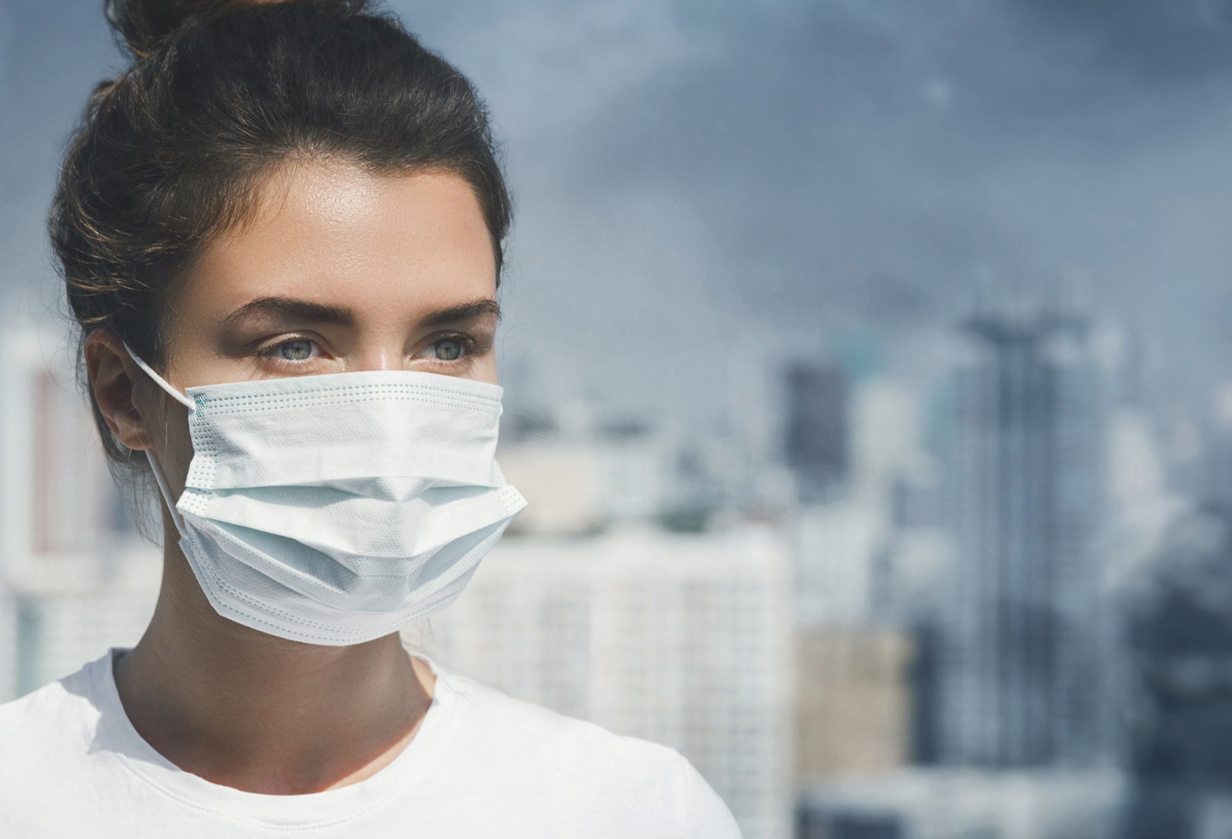 Lam gi de bao ve ban than khi o nhiem khong khi keo dai? hinh anh