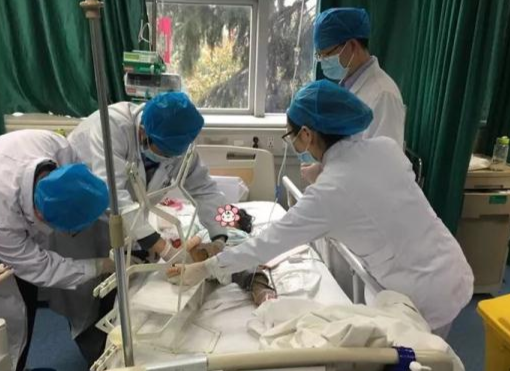 Be gai 3 tuoi nga tu tang 11 hinh anh