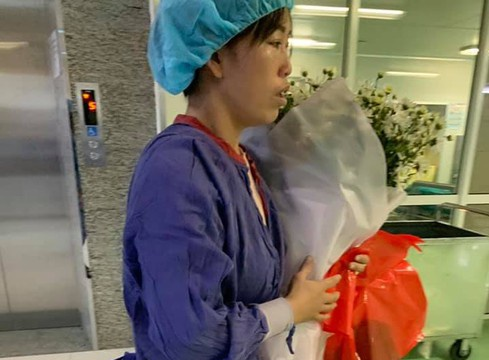 Nguoi me trai hoa cuc trang khap nguoi con sau hien tang hinh anh