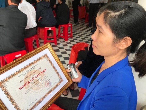 Be trai 10 tuoi hien giac mac sau khi qua doi hinh anh